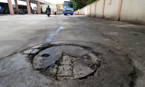 சேதமடைந்த பாதாள சாக்கடை மூடி சேதமடைந்த பாதாள சாக்கடை மூடி