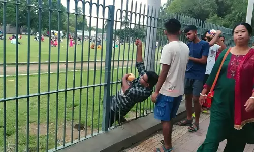 தடுப்பு கம்பிகள் வழியாக நுழையும் பொதுமக்கள் தடுப்பு கம்பிகள் வழியாக நுழையும் பொதுமக்கள்