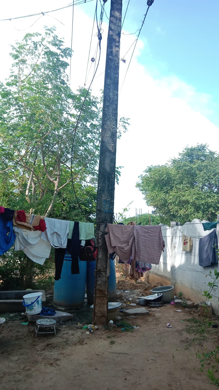 சிதிலமடைந்த மின் கம்பம்