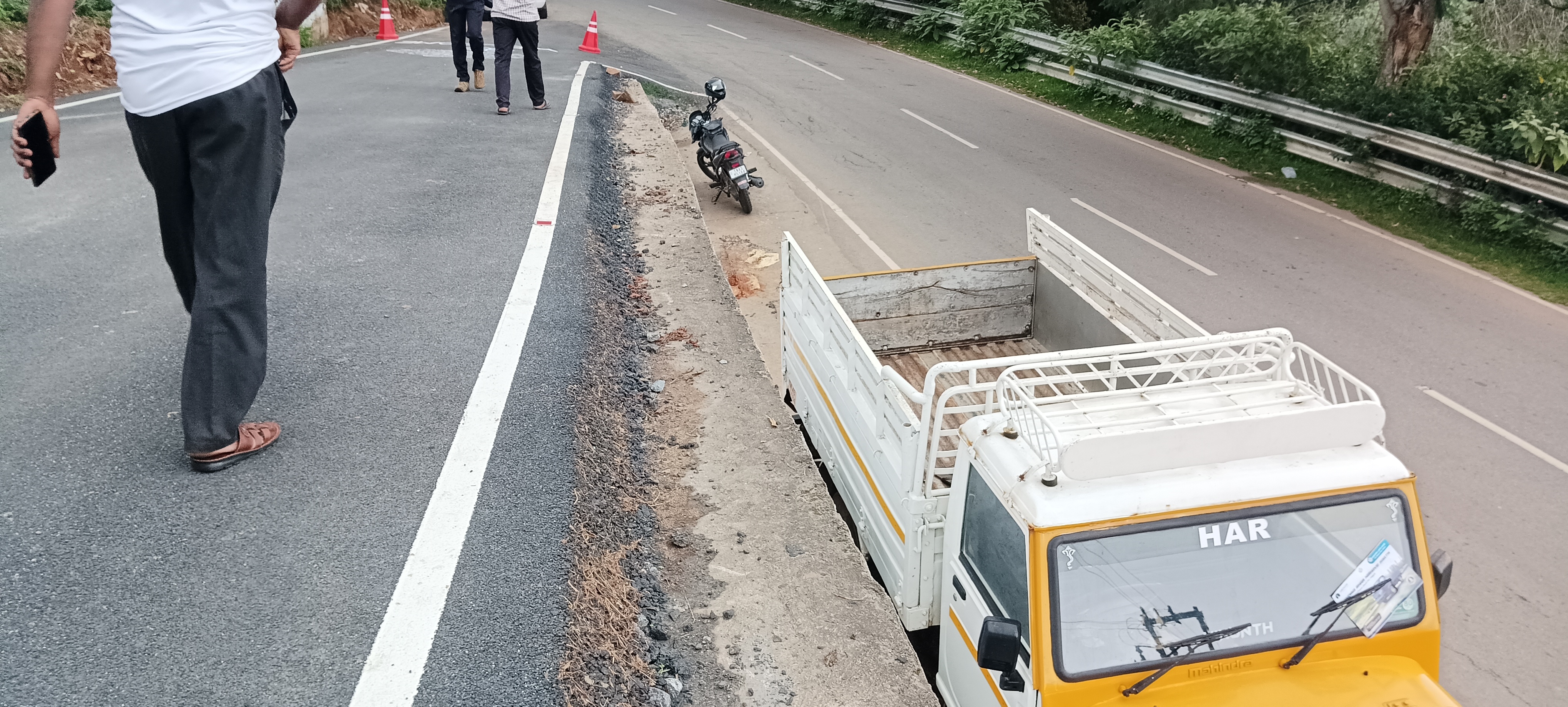 சாலையோர பாதுகாப்பு தகடு பொருத்தப்படுமா? சாலையோர பாதுகாப்பு தகடு பொருத்தப்படுமா?