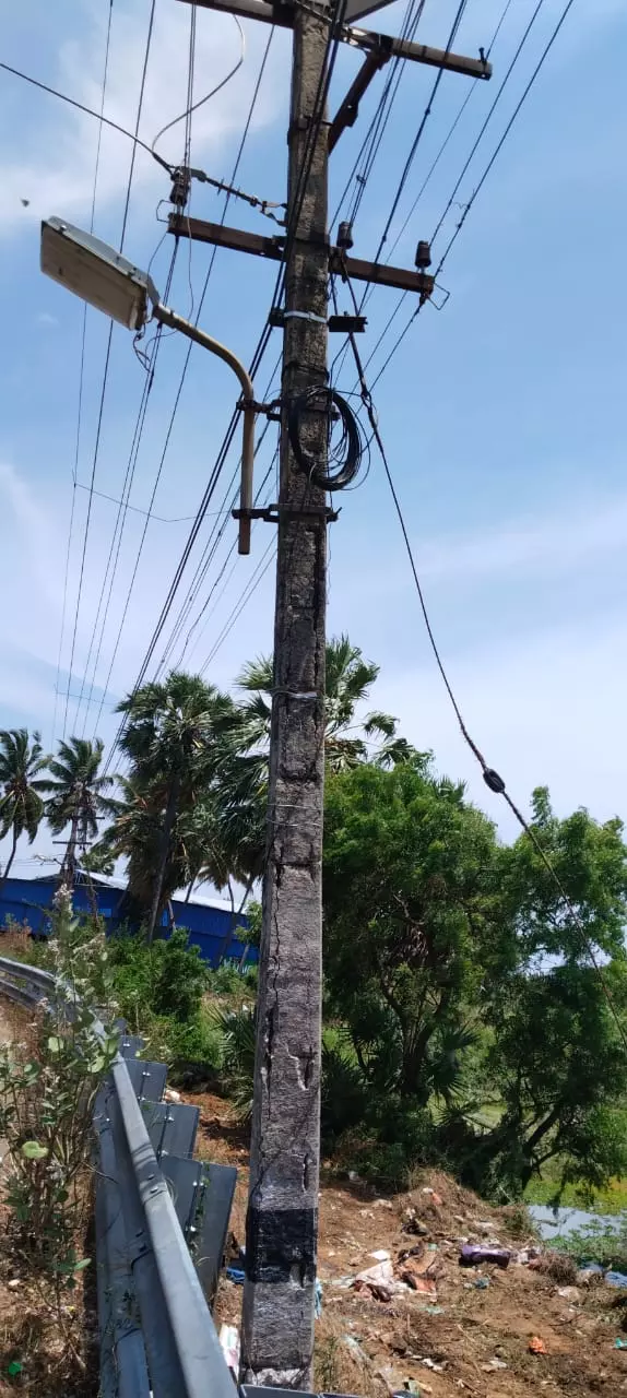 சேதமடைந்த மின்கம்பம்