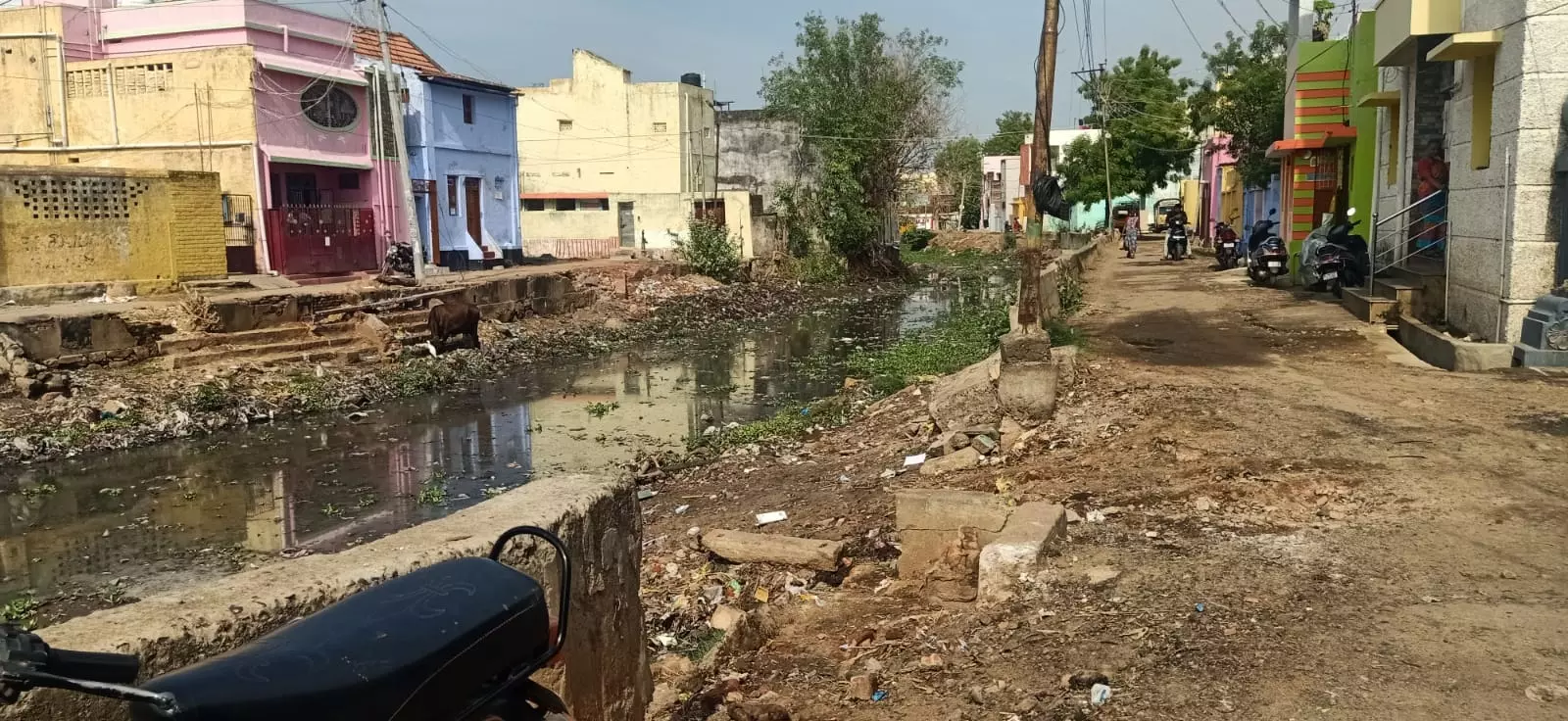 கால்வாய் தடுப்புச்சுவர் சேதம்