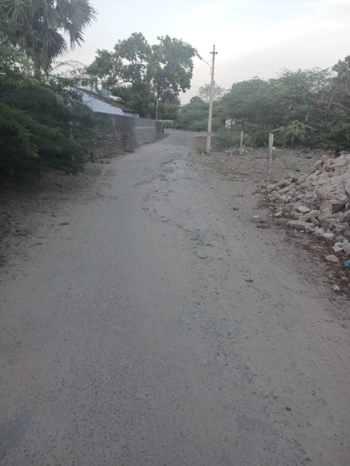 குண்டும் குழியுமான சாலை