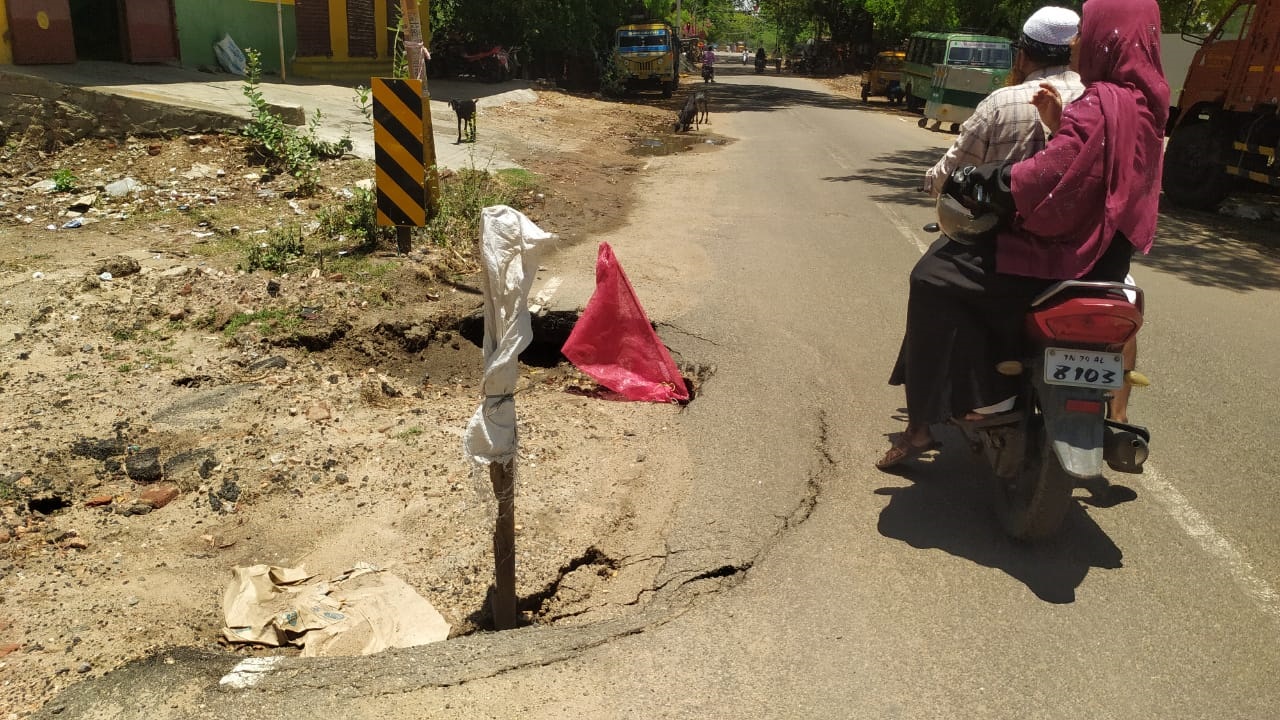 சாலையோரம் ஆபத்தான பள்ளம்