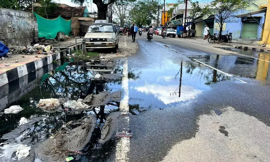 சாலையில் ஓடும் கழிவுநீர் சாலையில் ஓடும் கழிவுநீர்