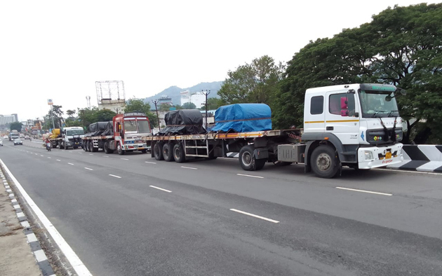 சாலையோரம் நிறுத்தப்படும் வாகனங்கள் சாலையோரம் நிறுத்தப்படும் வாகனங்கள்