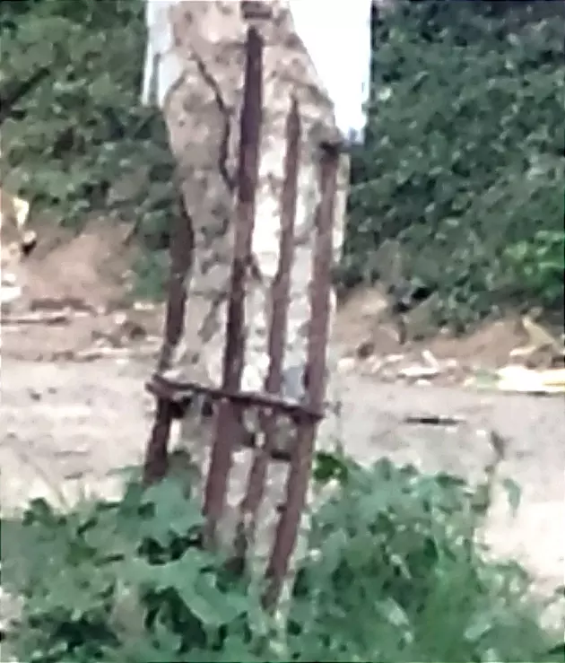 ஆபத்தான மின் கம்பம் ஆபத்தான மின் கம்பம்