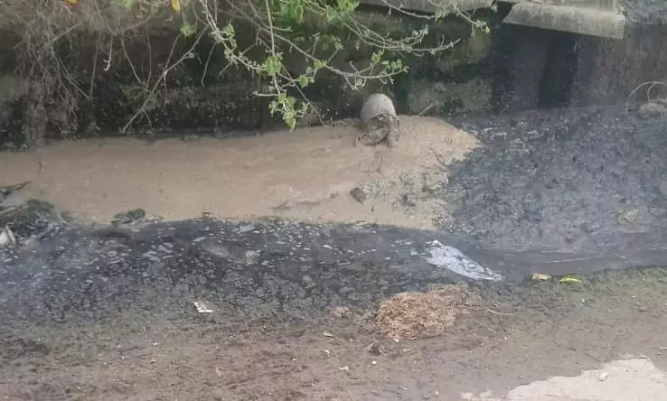 சாலையில் வழிந்தோடும் கழிவுநீர் சாலையில் வழிந்தோடும் கழிவுநீர்