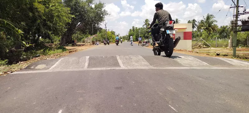 உயரமான வேகத்தடை