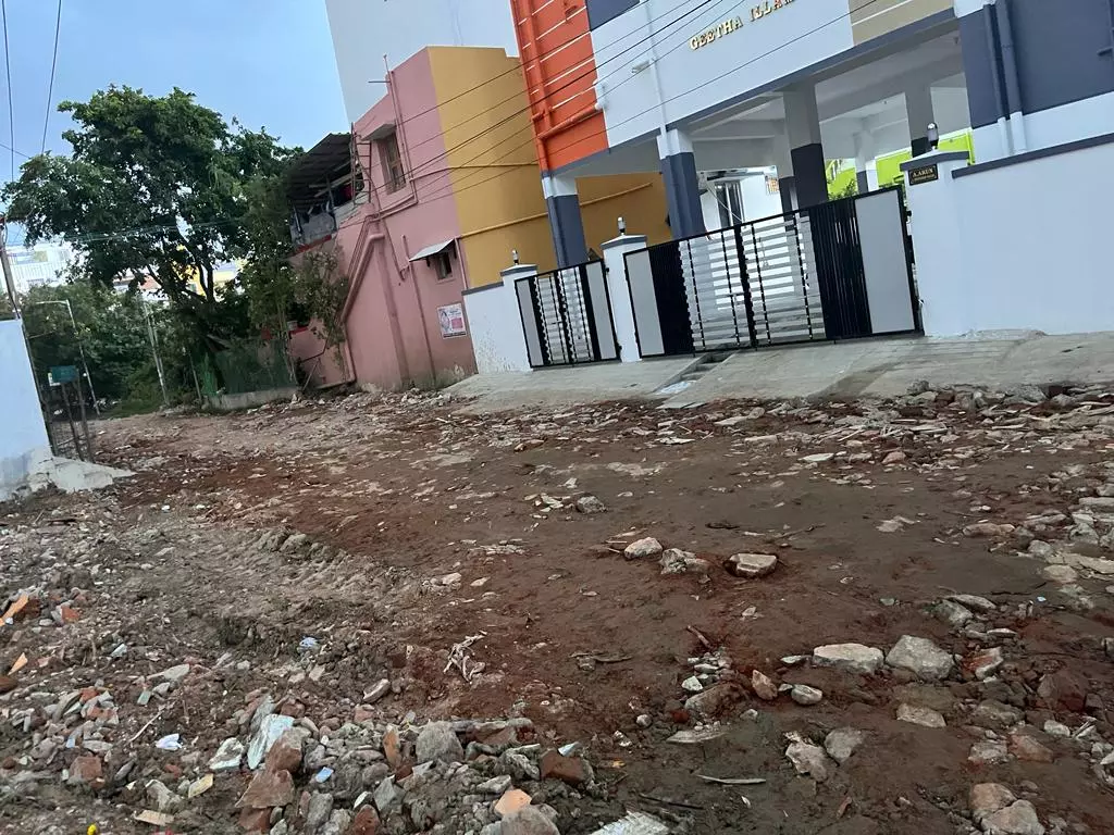 கட்டிடக்கழிவுகளை கொண்டு சாலை