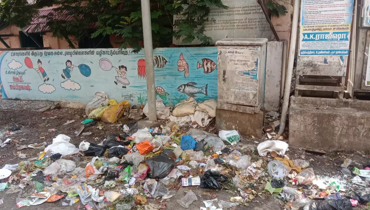 பள்ளி அருகே குப்பை