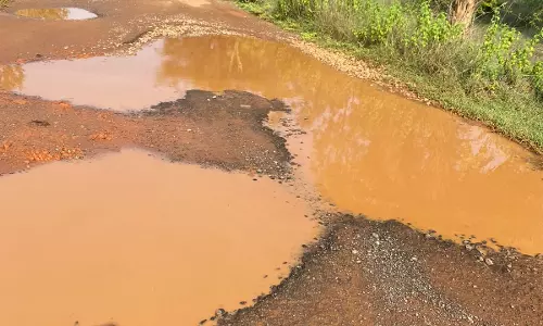 குண்டும் குழியுமாய் சாலை