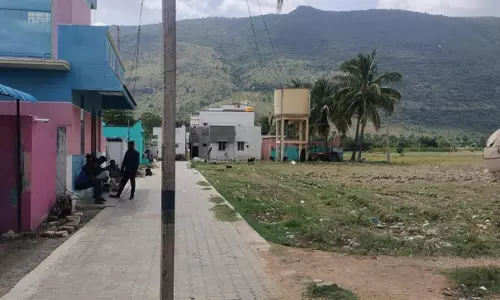 மின்கம்பத்தால் இடையூறு மின்கம்பத்தால் இடையூறு