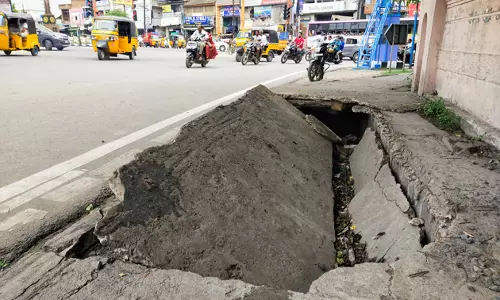 உடைந்த சிமெண்டு சிலாப் உடைந்த சிமெண்டு சிலாப்