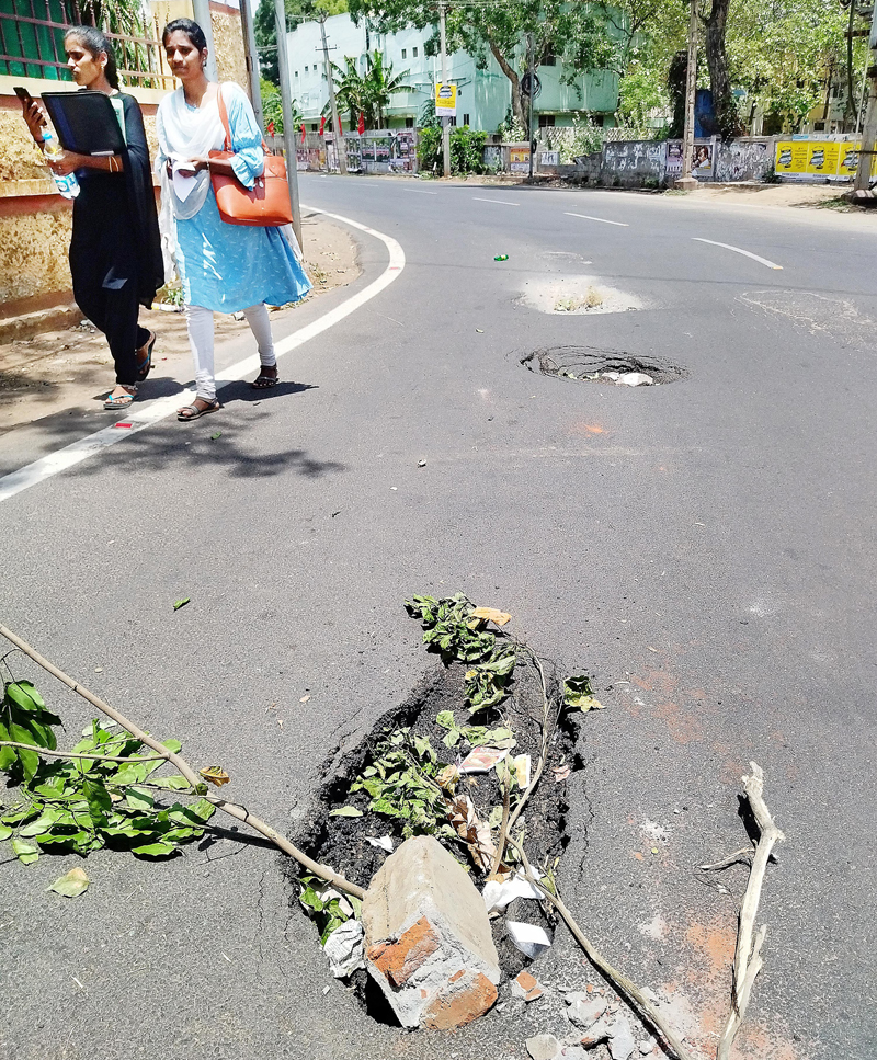 சாலையில் திடீர் பள்ளம் சாலையில் திடீர் பள்ளம்
