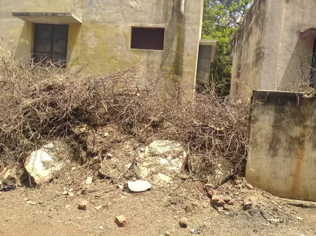 பள்ளிக்கு சுற்றுச்சுவர் தேவை பள்ளிக்கு சுற்றுச்சுவர் தேவை