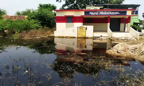 ரேஷன் கடை முன்பு தேங்கிய மழைநீர் ரேஷன் கடை முன்பு தேங்கிய மழைநீர்
