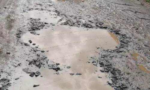 சாலையில் தேங்கும் மழைநீர்