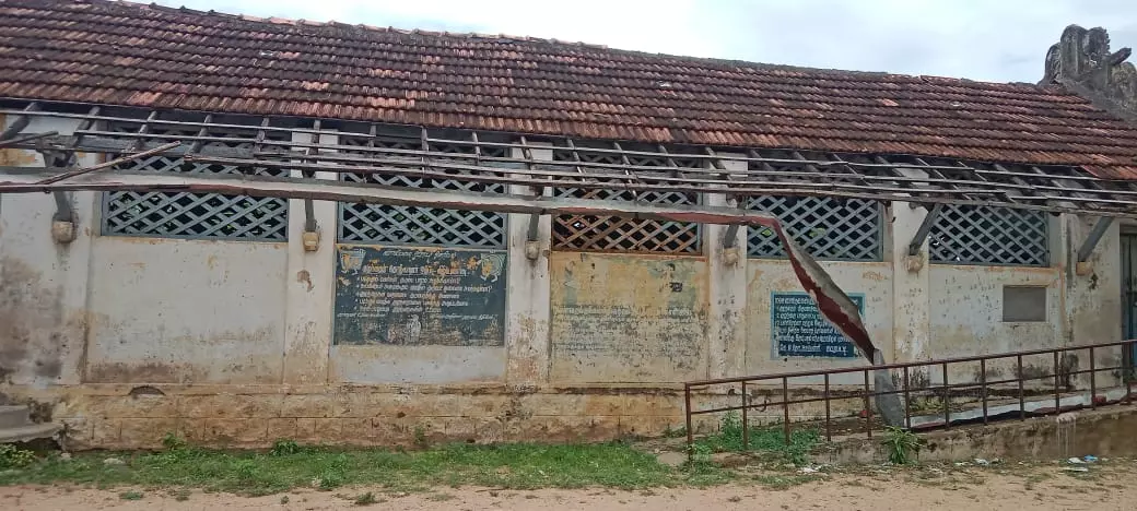 சிதிலமடைந்த பள்ளி கட்டிடம்