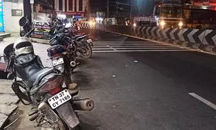 சாலைேயாரம் நிறுத்தப்படும் வாகனங்கள்