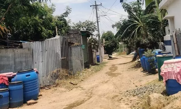 சாலையில் செல்லும் கழிவு நீர் சாலையில் செல்லும் கழிவு நீர்