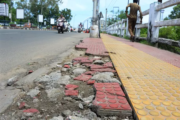 உடைந்த நடைபாதை தள ஓடுகள்