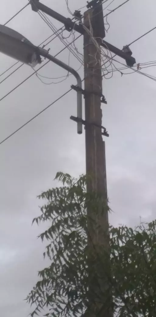 ஆபத்தான மின்கம்பம்