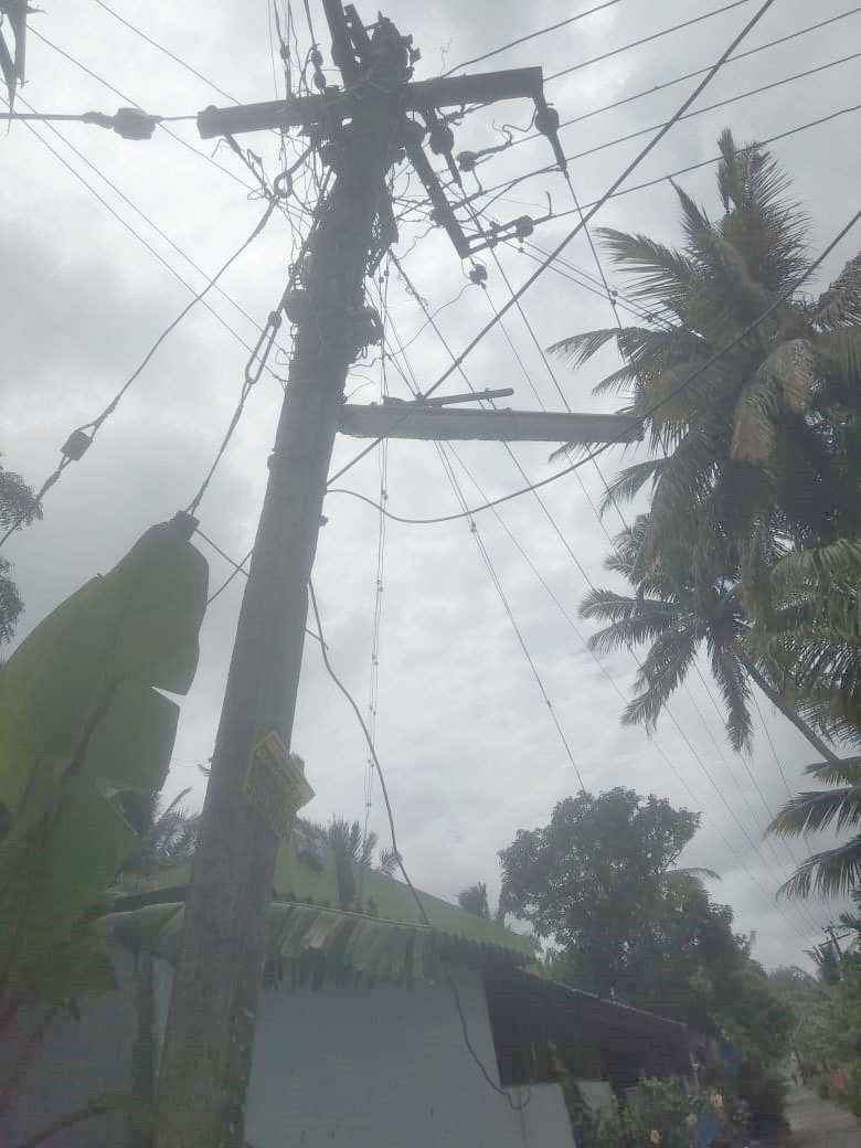 சேதமடைந்த மின்கம்பம்