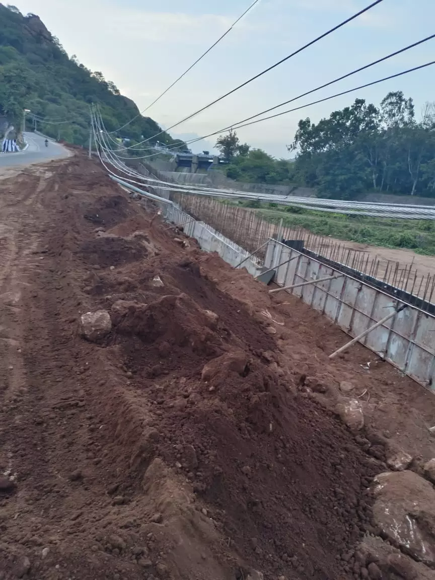 தாழ்வாக செல்லும் மின்கம்பிகள்