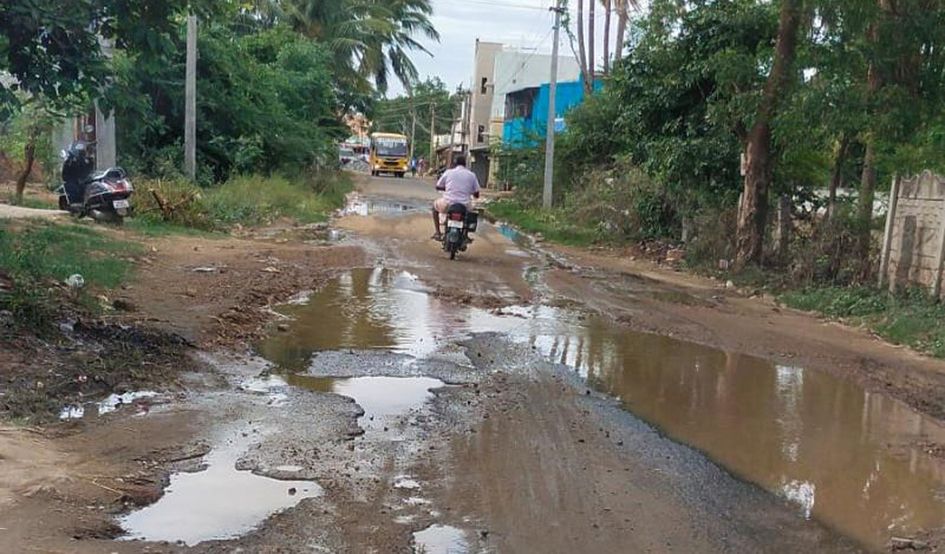 சாலையில் தேங்கும் கழிவுநீர் சாலையில் தேங்கும் கழிவுநீர்