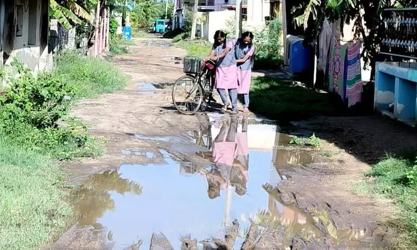 சேதமடைந்த சாலை