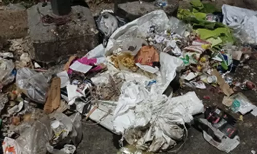 குவிந்து கிடக்கும் குப்பைகள்