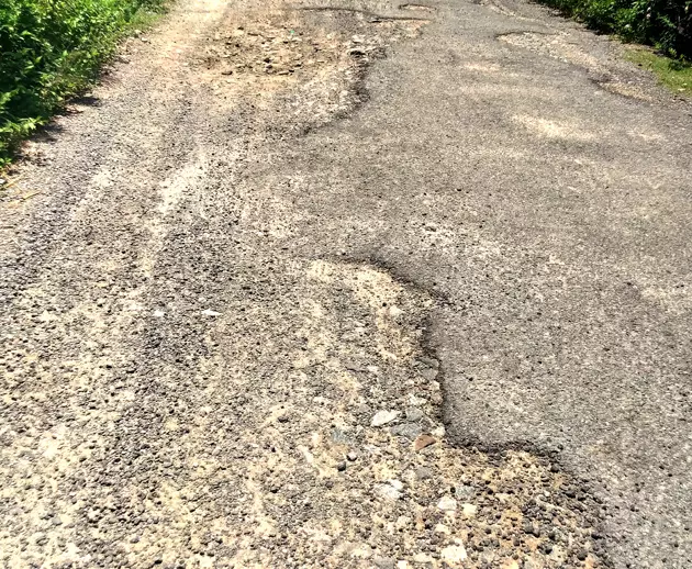 குண்டும் குழியுமான சாலை குண்டும் குழியுமான சாலை