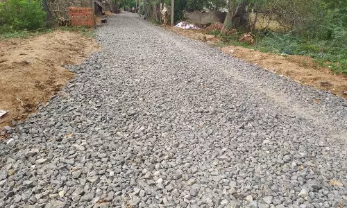 கிடப்பில் சாலை அமைக்கும் பணி கிடப்பில் சாலை அமைக்கும் பணி