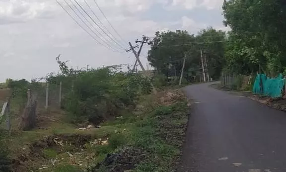 சாய்ந்த நிலையில் மின்கம்பங்கள் சாய்ந்த நிலையில் மின்கம்பங்கள்