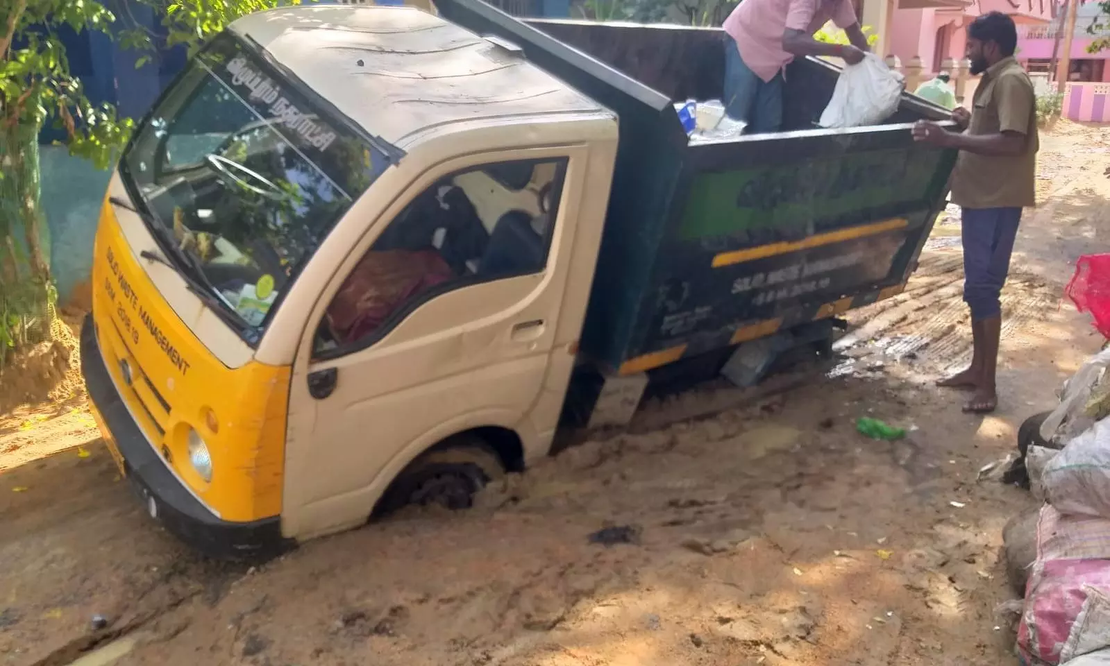 சேறும், சகதியுமான சாலை