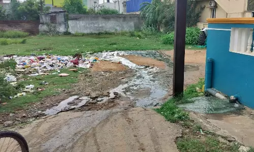 சாலையில் வழிந்தோடும் கழிவுநீர்