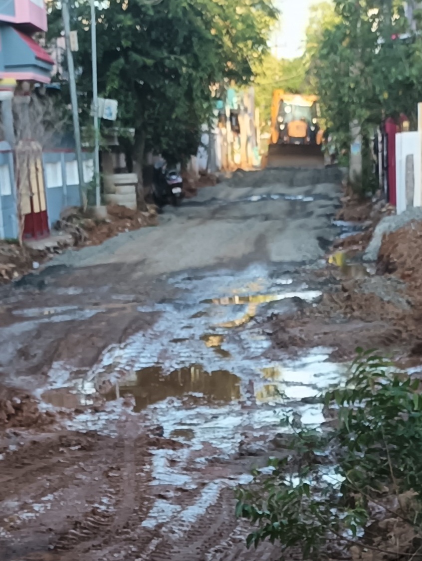 மழைநீரில் அமைக்கப்பட்ட சாலை மழைநீரில் அமைக்கப்பட்ட சாலை