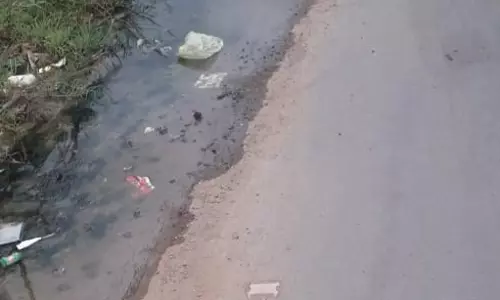 சாலையில் தேங்கு கழிவுநீர் சாலையில் தேங்கு கழிவுநீர்