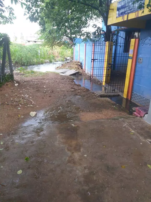 குண்டும் குழியுமான சாலை குண்டும் குழியுமான சாலை