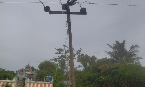 சேதமடைந்த மின்கம்பம் சேதமடைந்த மின்கம்பம்