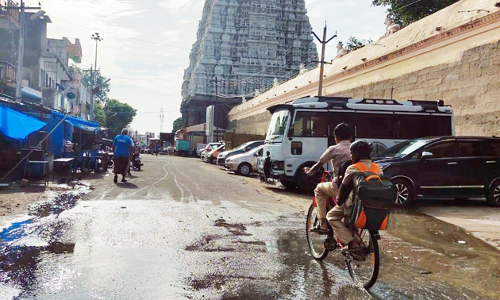 சாலையில் ஓடிய கழிவு நீரால் பக்தர்கள் அவதி