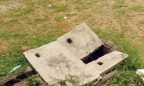 மழைநீர் சேமிப்பு குழியின் சிமெண்டு மூடி