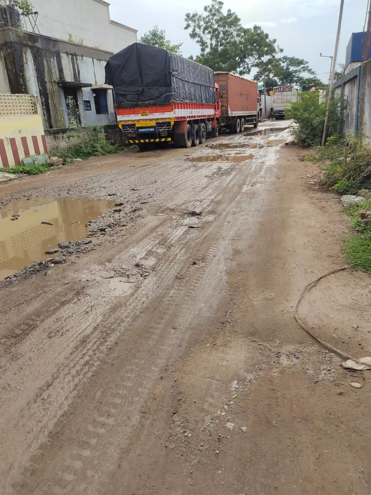 குண்டும் குழியுமாய் சாலை