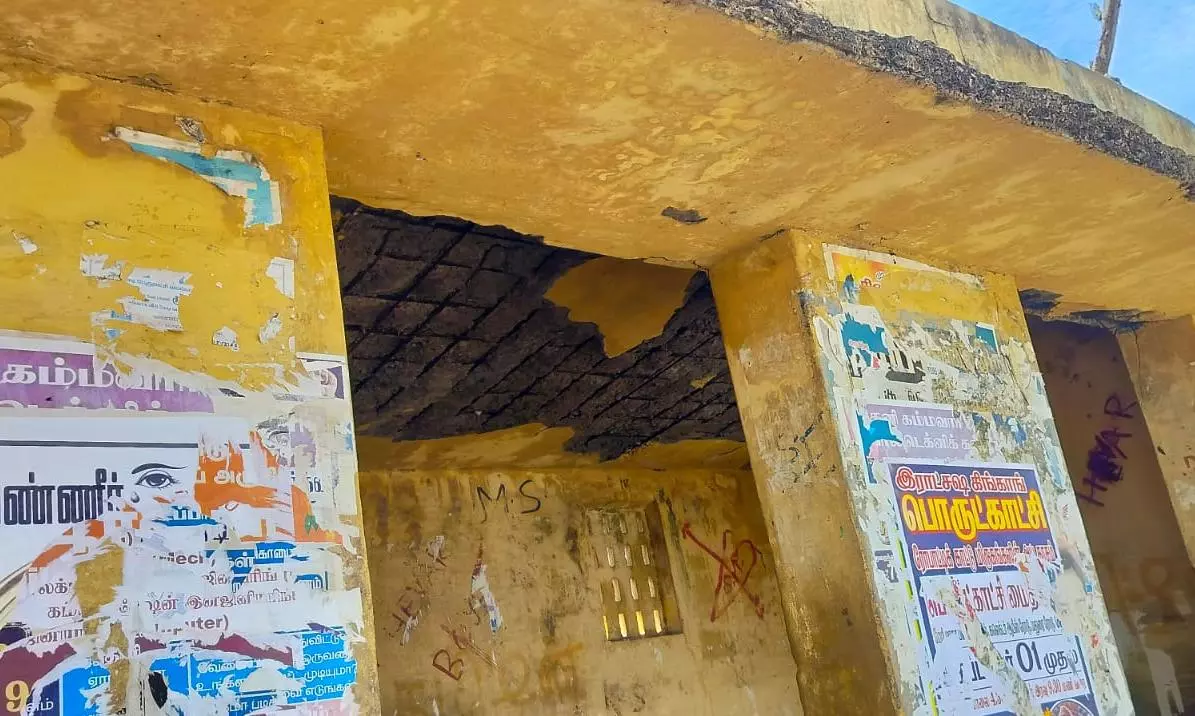 சேதமடைந்த பயணிகள் நிழற்குடை சேதமடைந்த பயணிகள் நிழற்குடை