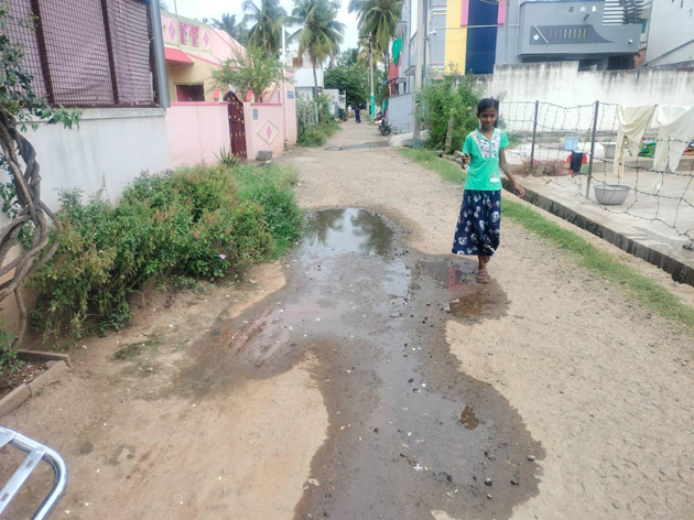 வீணாக வெளியேறும் தண்ணீர் வீணாக வெளியேறும் தண்ணீர்