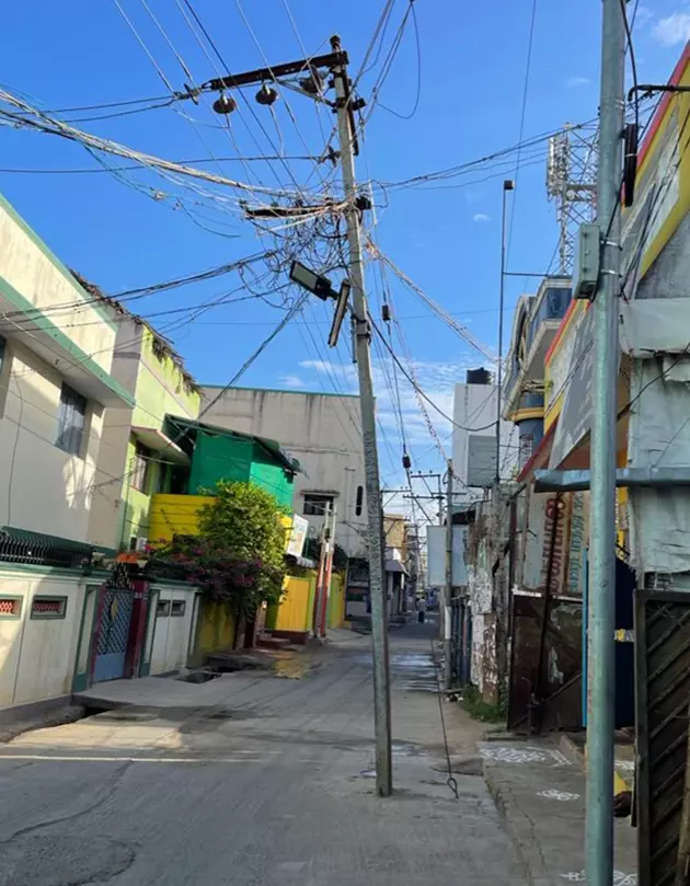 சாய்ந்த மின்கம்பம் சாய்ந்த மின்கம்பம்