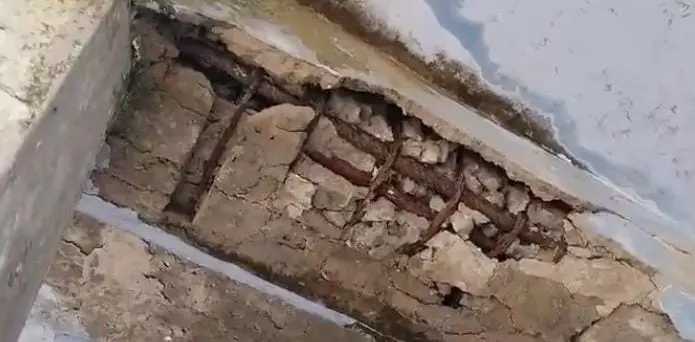 சேதமடைந்த பஸ்நிலைய மேற்கூரை