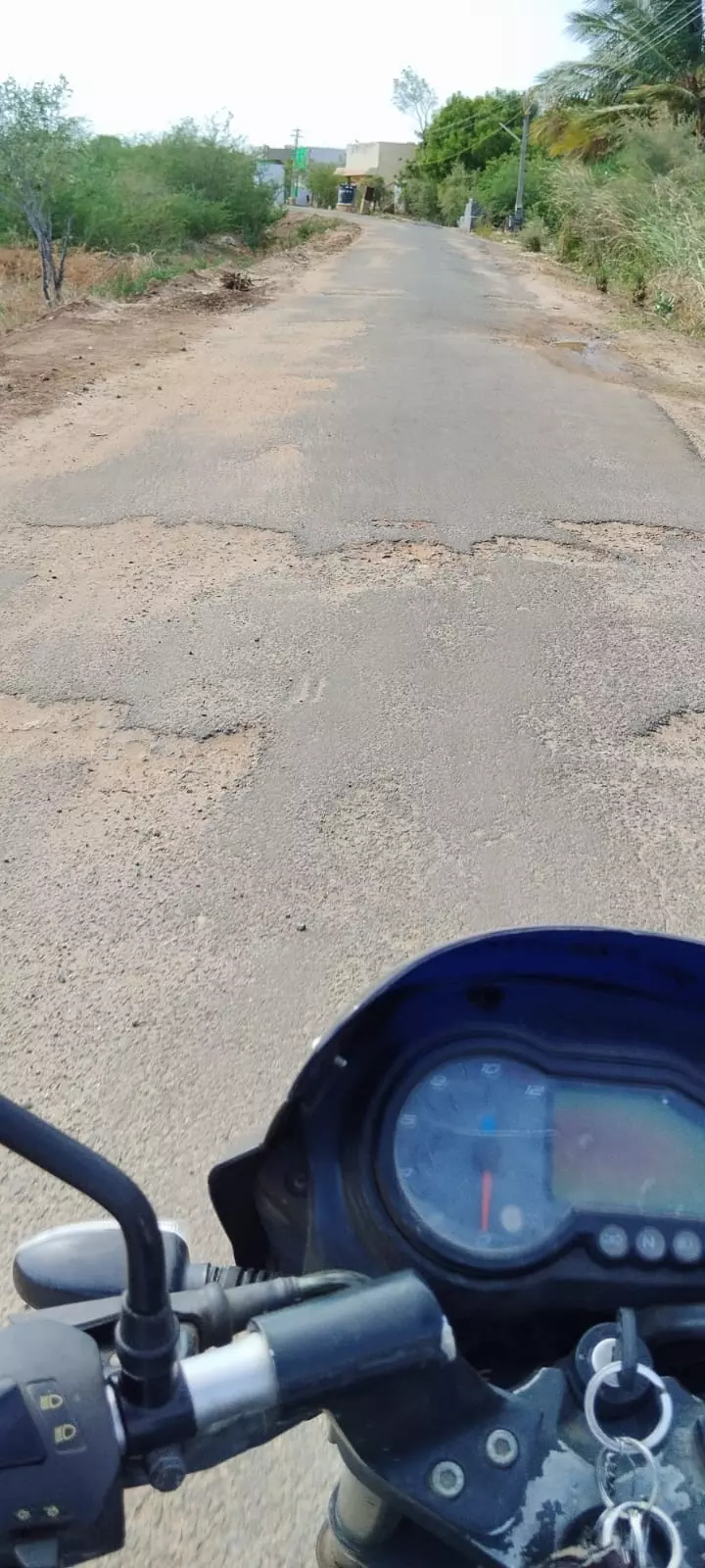 குண்டும், குழியுமான சாலை குண்டும், குழியுமான சாலை