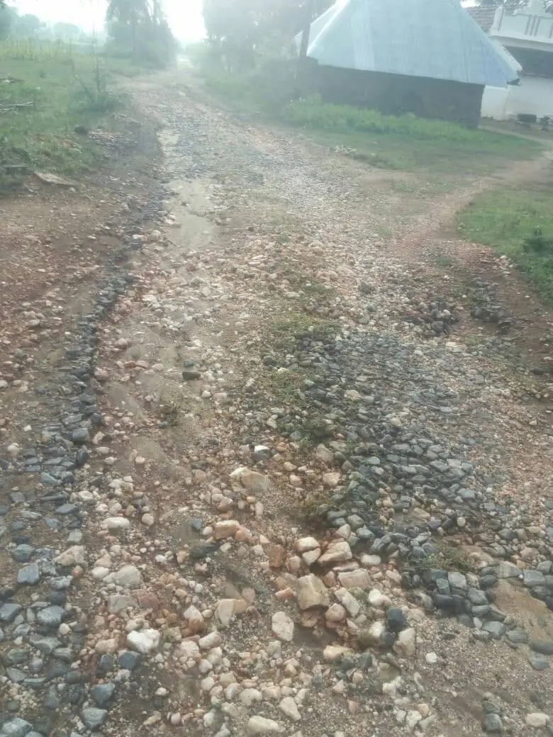 சேதமடைந்த சாலை சேதமடைந்த சாலை